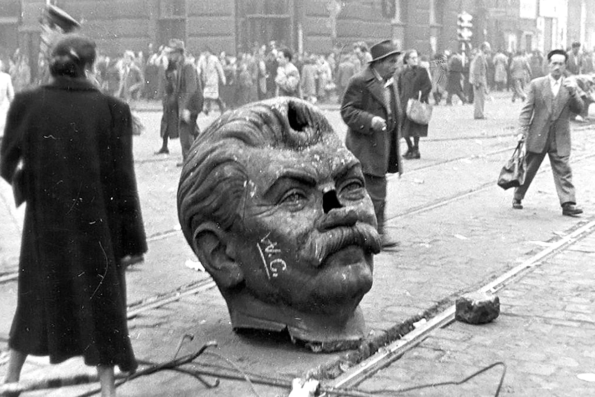 1956 год в истории. Венгрия 1956 статуя Сталина. Восстание в Венгрии 1956 Сталин. Памятник Сталину Будапешт 1956.